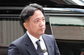 [포토] 접견장 향해 이동하는 김택진 대표