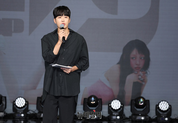 [포토] 솔로데뷔 '이브' 소개하는 조정식 아나운서