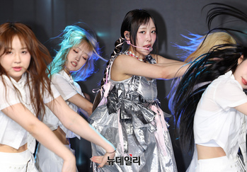 [포토] 솔로로 나서는 '이브'...연꽃같은 앨범 'LOOP'로 데뷔