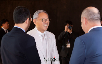 [포토] CISAC 권리단체 회의 참석하는 유인촌 장관 