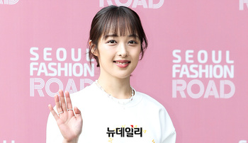 [포토] 서울패션로드 김보라, 반가운 손인사