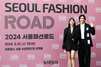 [포토] 2024 서울패션로드, 포즈 취하는 송재희-지소연 부부