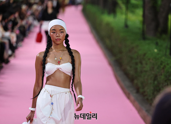 [포토] 서울패션로드, 세계여행 나선 모던여성 표현한 '분더캄머' 런웨이