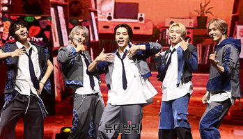 [포토] '기브미댓' 무대 선보이는 웨이션브이 