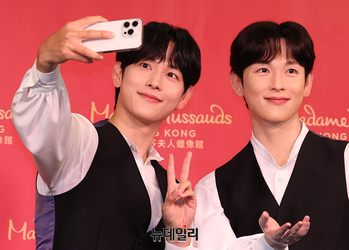[포토] 임시완, 본인 밀랍인형과 셀카