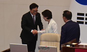 [포토] 악수 나누는 우원식·추미애