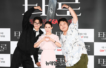 [포토] 김진영-조여정-고규필 '초대형 하트'