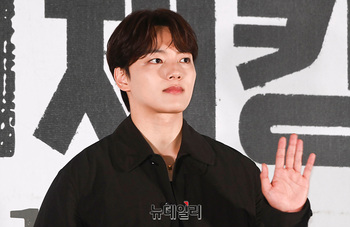 [포토] 하이재킹 여진구, 가볍게 손인사