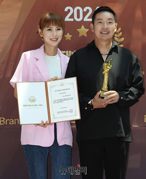 [포토] 박여원-최경환 부부, 예능부문 인기상 수상