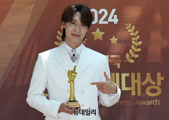 [포토] 최우진 "상 받는 날이에요"