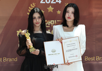 [포토] 엑신 "오늘 상 받았어요"