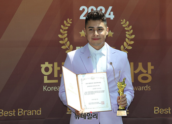 [포토] 크리스티안 "MC로 상받았어요"