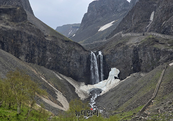 [포토] 눈이 남아 있는 백두산 비룡폭포