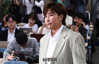 [포토] '부친 사문서 위조' 관련 기자회견 참석하는 박세리 이사장 