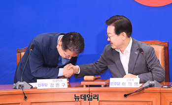 [포토] 악수나누는 이재명·강민구 