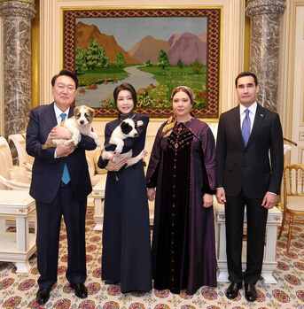 투르크의 선물 '알라바이' 2마리 … 대통령 관저서 한국 생활 시작
