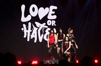 [포토] '뜨거워지자' 무대 선보이는 하이키 