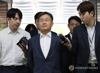 '尹 명예훼손 허위 보도' 김만배·신학림 구속영장 심사 출석