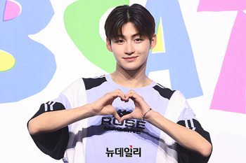 [포토] 투어스 지훈 '널 위한 하트'