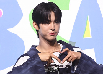 [포토] 투어스 도훈, 손가락 하트 