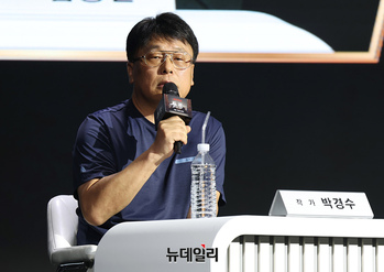 [포토] '권력3부작' 박경수 작가 "권력 그린게 아니라 몰락하는 인간 그린것"