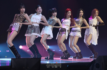 [포토] 총14곡 담은 첫 정규낸 '스테이씨' 요염한 춤사위로 컴백