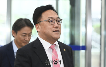 [포토] 사무실 향하는 김병환 신임 금융위원장 후보