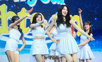 [포토] 타이틀곡 '라이츠 온' 무대 선보이는 위클리