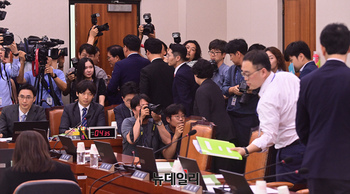 [포토] 퇴장하는 국민의힘 법사위원들