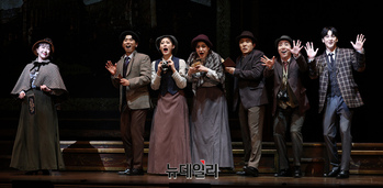 [포토] '젠틀맨스 가이드' 앙상블과 함께 등장한 김범