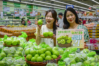 [포토] 농협 하나로마트 "여름에만 맛볼 수 있는 국내산 품종 '썸머킹' 맛보세요"