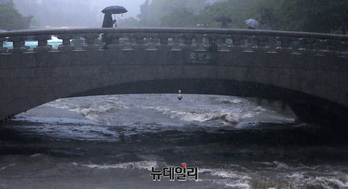 [포토] 호우경보 내려진 서울지역...모레까지 강한 비 