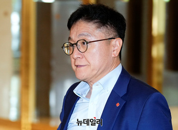 [포토] 롯데 사장단회의 참석하는 김진엽 한국에스티엘 대표 