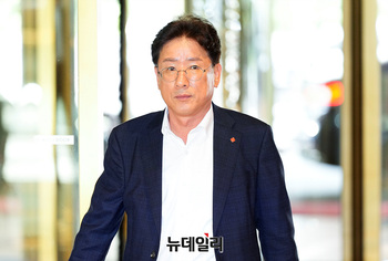 [포토] 김윤석 롯데GS화학 대표, 하반기 사장단회의 참석
