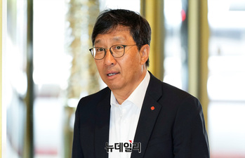 [포토] 회의장 향하는 김희천 롯데인재개발원 대표