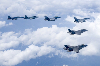 공군, 美 해병대 F/A-18·F-35B 등과 연합공중훈련 … "한반도 만일의 상황 대비"