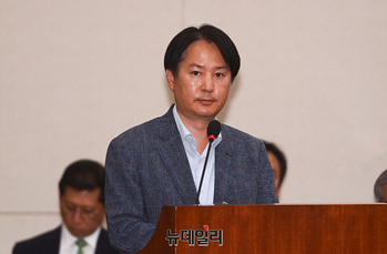 [포토] 인사청문회 참고인 출석한 강명일 위원장 