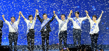 [포토] 손들어 인사하는 더불어민주당 신임 지도부