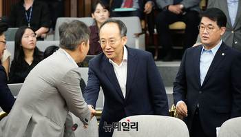 [포토] 인사나누는 추경호 원내대표