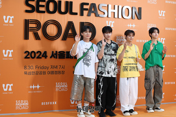 [영상] 팬몰고 뚝섬에 등장한 DKZ