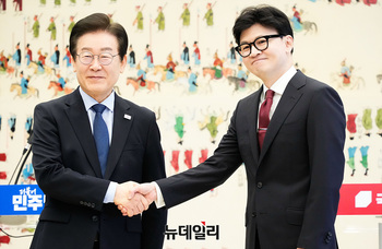 [포토] 악수 나누는 한동훈·이재명 