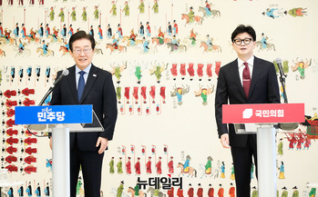 [포토] 밝은 표정의 여야 대표