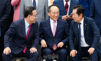 [포토] 대화 나누는 주호영·추경호·정청래 