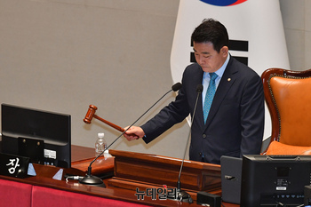 [포토] 의사봉 두드리는 박정 국회 예결위원장