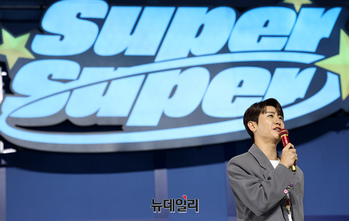 [영탁] '슈퍼슈퍼'로 컴백한 영탁 "생애 첫 쇼케이스입니다" 