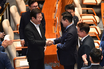 [포토] 교섭단체 대표연설 마치고 이재명 찾은 박찬대