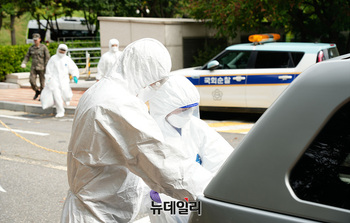 [포토] '북한 오물풍선' 잔해 수거하는 군 관계자들