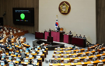 [포토] '채해병 특검법' 가결 선포하는 우원식 국회의장 