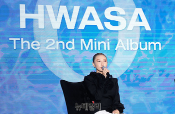 [포토] 앨범 소개하는 화사 