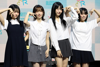 [영상] 장화 신고 컴백한 걸밴드 QWER